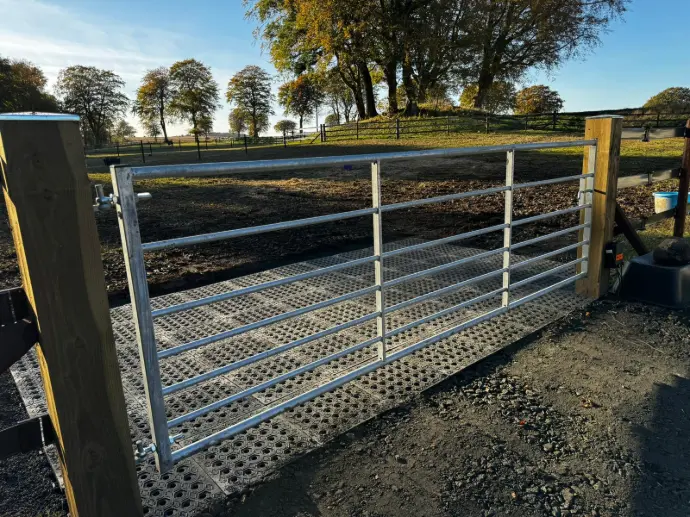 step mat for heavy duty gateways