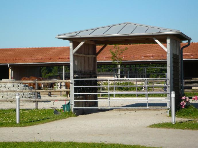 Covered entrance and tack up to the Active Stable