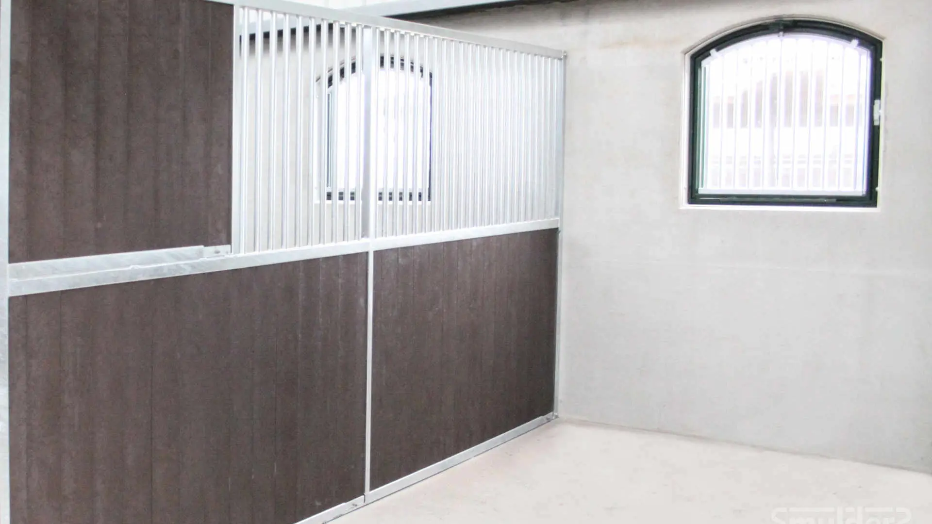 Internal stables with grilles